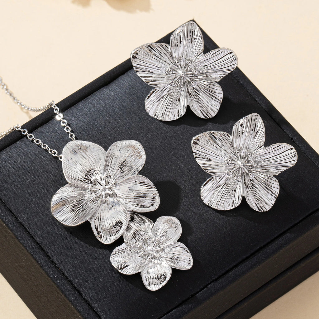 A Set of Women's Jewelry Set, Flower Necklace, Earrings, Simple Set, Suitable for Daily Wear and Gift Giving